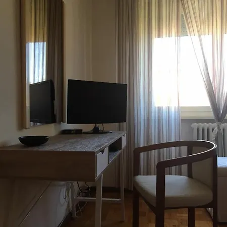 招待所 Ferranti Tra Caserma E Stazione