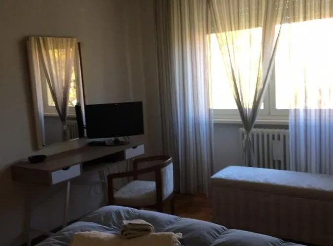 Ferranti Di Fronte Al Centro Di Selezione Affittacamere Foligno