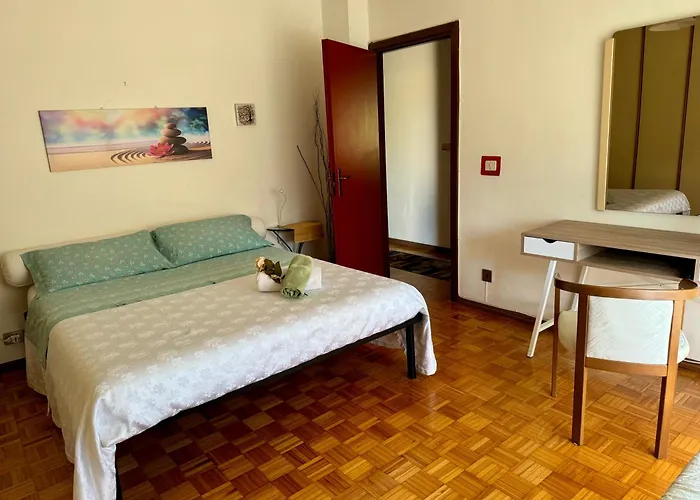 Ferranti Di Fronte Al Centro Di Selezione Affittacamere *